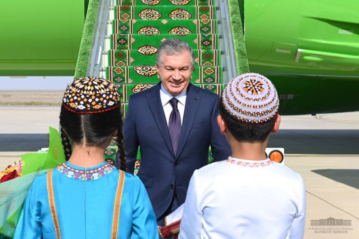 Президента Шавката Мирзиёева встретили в Туркменистане
