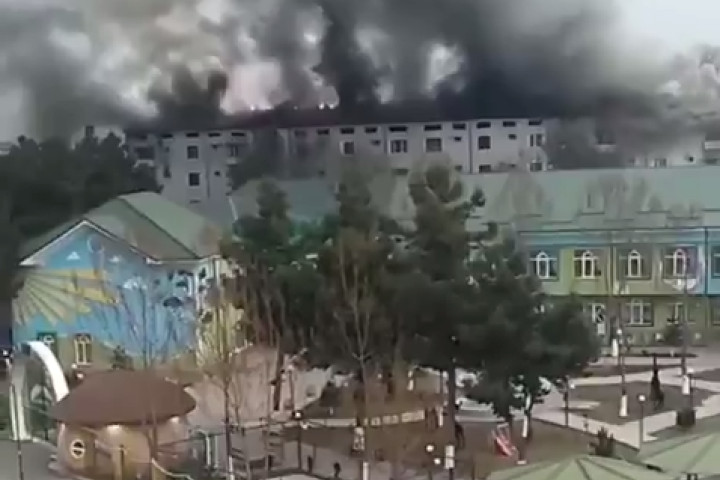 В Андижане 12 пожарно-спасательных расчетов тушили загоревшуюся многоэтажку