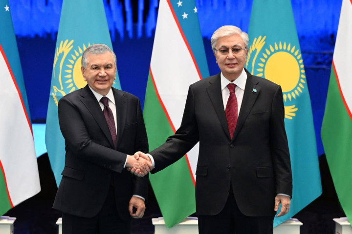 Президенты Узбекистана и Казахстана провели неформальную встречу в Алматы