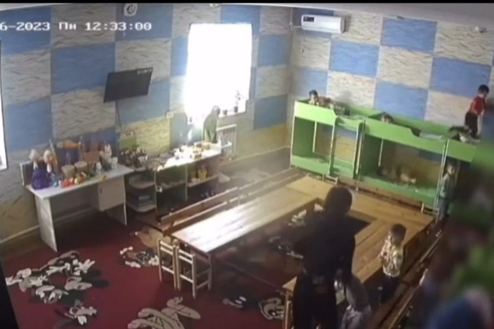 В Хорезме работница частного детсада била детей за нежелание спать - видео