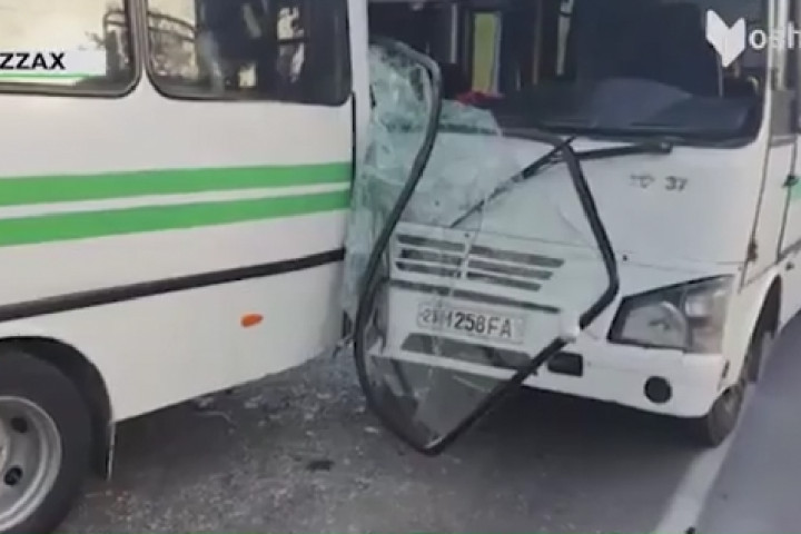 В Джизакской области автобус со школьниками попал в ДТП