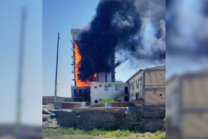 В Бухаре пожар в строящемся жилом доме тушили пять расчетов - видео