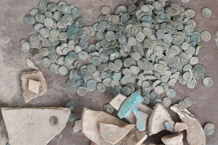 Во дворе у жительницы Ташкентской области обнаружен клад со старинными монетами