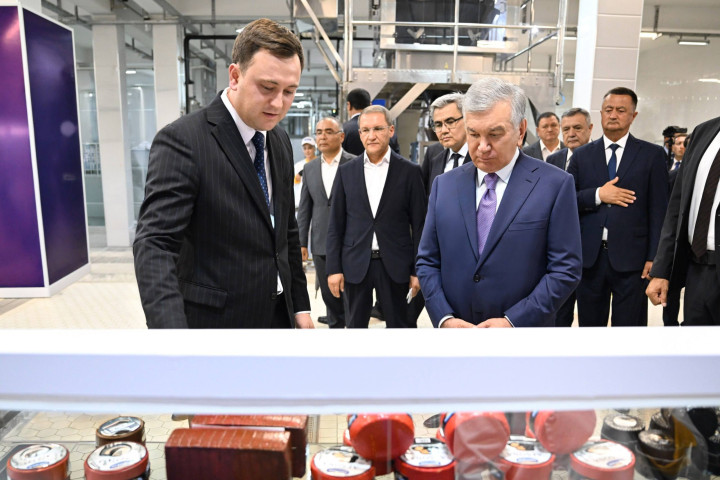 Президент посетил молочное предприятие в Хорезме с производственной мощностью до 100 млрд сумов в год