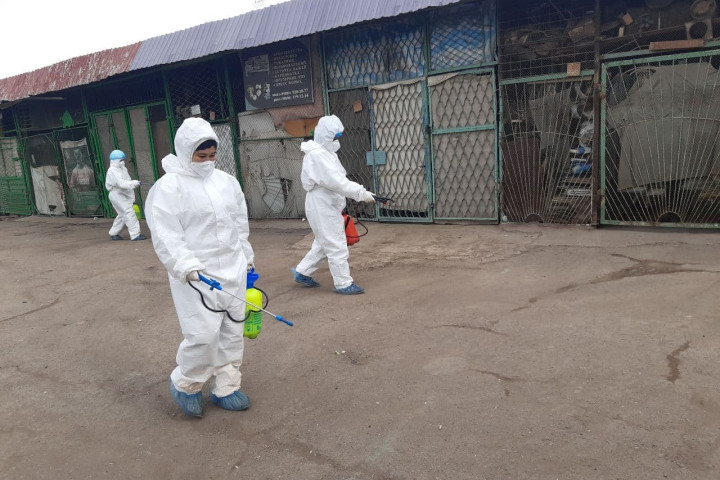 Рынок «Янгиабад» превратили в свалку. Хокимият района начал благоустройство и дезинфекцию