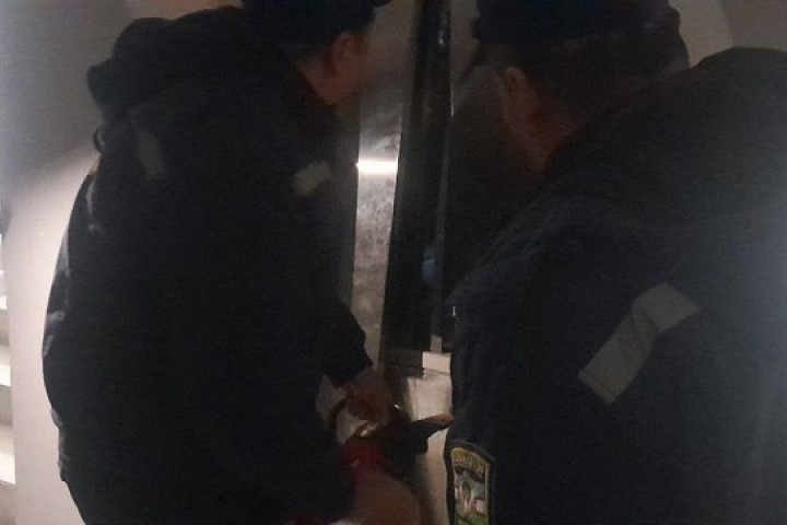 Спасатели вызволили женщину и ее детей из лифта многоэтажки в Андижанской области — фото