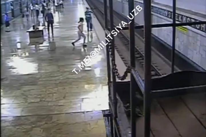 В столичном метро успели остановить девушку, пытавшуюся броситься на рельсы