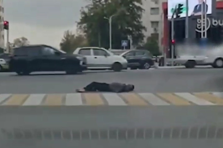 В Ташкенте задержан мужчина, лежавший на пешеходном переходе