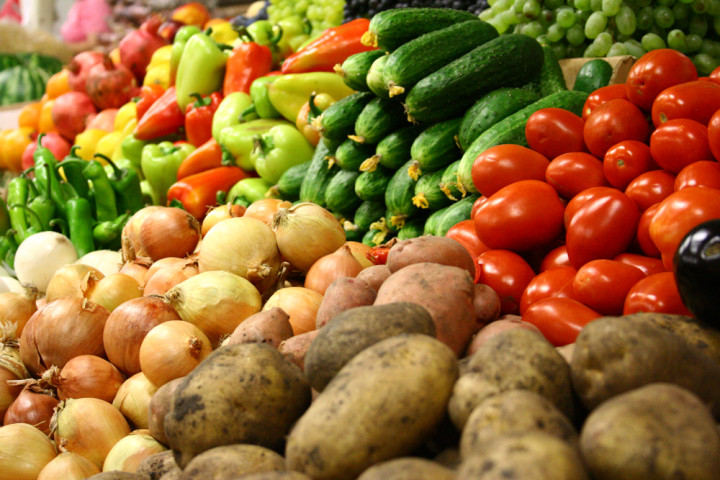 Госкомстат назвал самые высокие и низкие цены на основные продукты на рынках страны