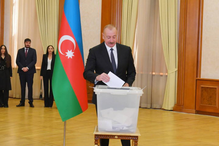Президент Узбекистана поздравил своего азербайджанского коллегу с успешным проведением выборов