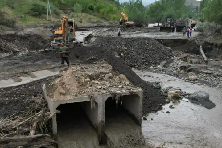 В Кыргызстане мощные сели унесли жизни свыше десяти человек