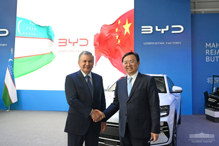В Джизакской области на заводе BYD произведены первые электромобили