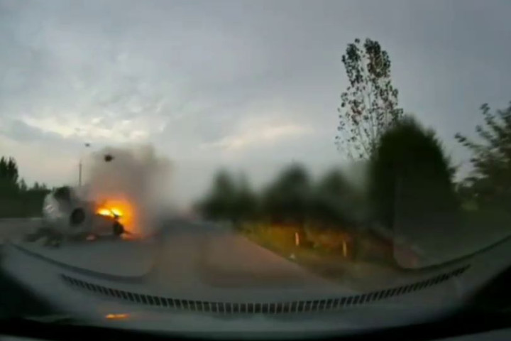 В Андижанской области в результате ДТП загорелся автомобиль