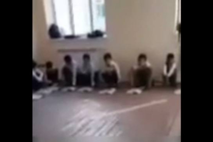 В Кашкадарье дети вынуждены заниматься на полу, потому что в классе нет парт