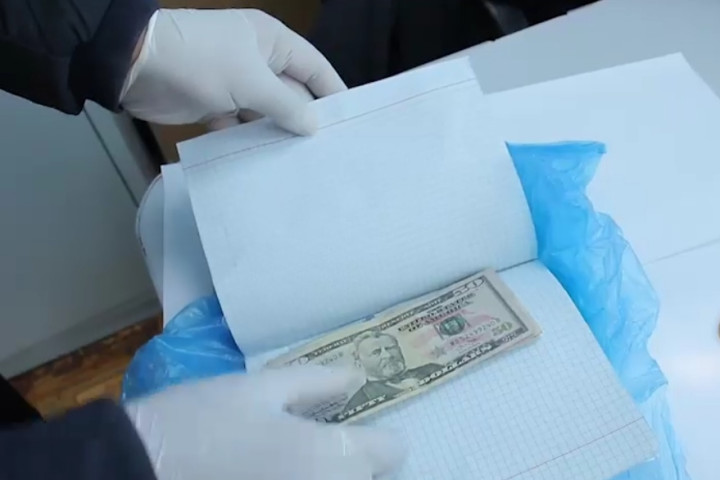 В столичном аэропорту пресечена попытка незаконного провоза 300 тысяч долларов