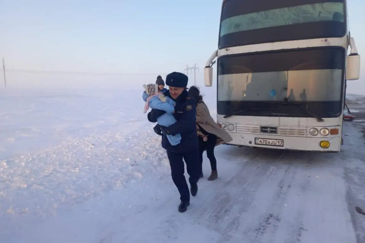 Спасатели в Казахстане эвакуировали более ста узбекистанцев, застрявших на дороге из-за морозов