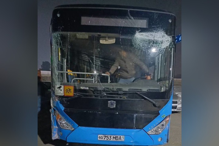 В Андижане нетрезвый водитель автобуса уснул за рулем и врезался в здание