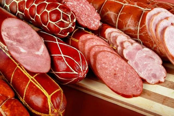 Из Узбекистана в Кыргызстан не впустили 650 кг колбасы без маркировки