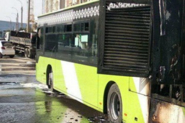 В Учтепинском районе Ташкента загорелся автобус