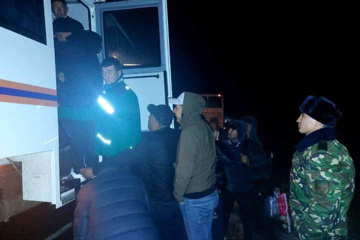 В Казахстане спасатели эвакуировали 63 узбекистанцев