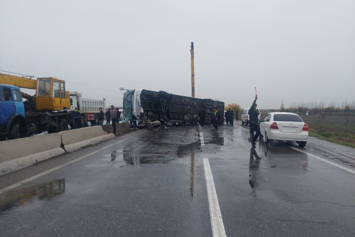 В Самаркандской области перевернулся рейсовый автобус - один человек погиб - видео