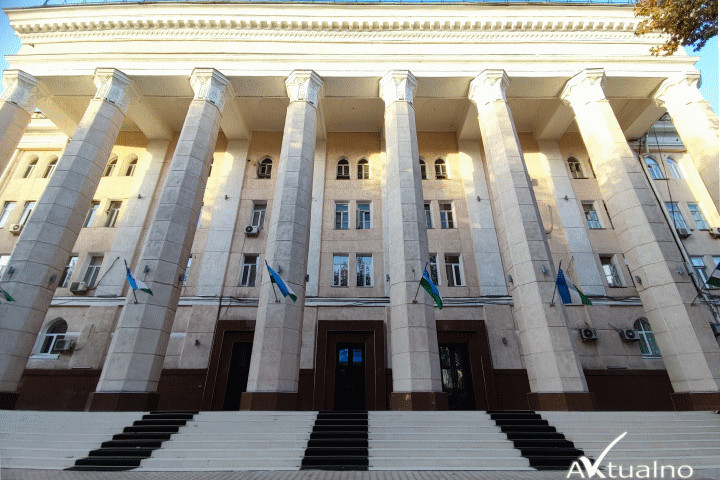 Со следующего учебного года в школах Узбекистана введут учебники английского языка и информатики Кембриджского издательства