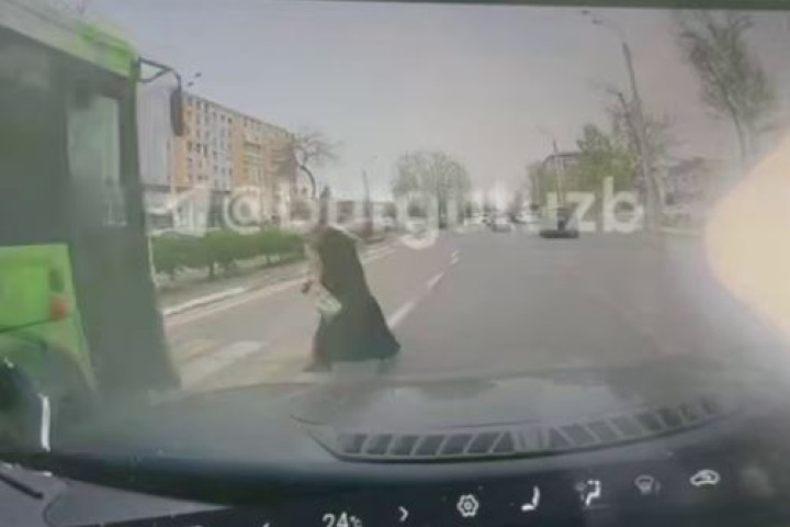 В Ташкенте автобус едва не сбил женщину с ребенком