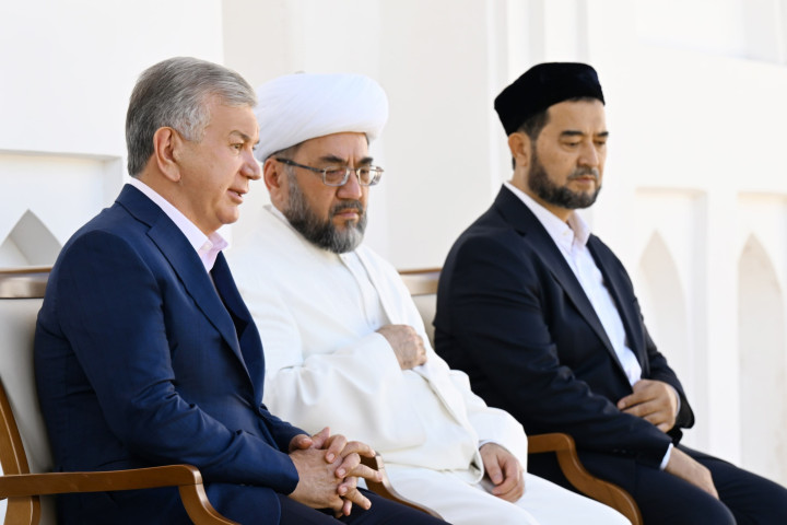 Президент Узбекистана посетил мавзолей Бахауддина Накшбанда в Бухаре