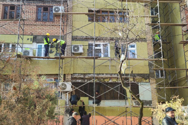 Реновация в районах столицы: городские службы утепляют многоэтажки с помощью базальта