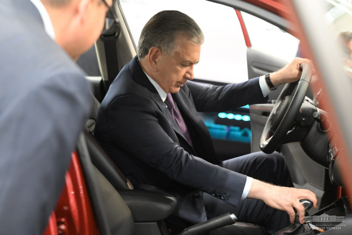 Президенту показали новый автомобиль Kia Sonet, производство которого началось на заводе в Джизаке