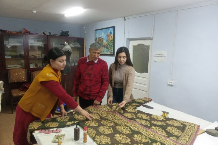 В Бухаре отреставрировали мужской халат, относящийся к периоду Эмирата