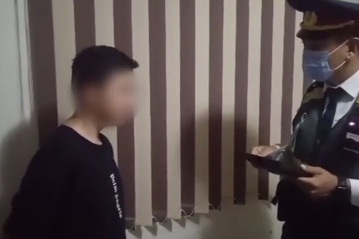 В Фергане сотрудники ДПС во время ночного рейда задержали подростка, управлявшего автомобилем