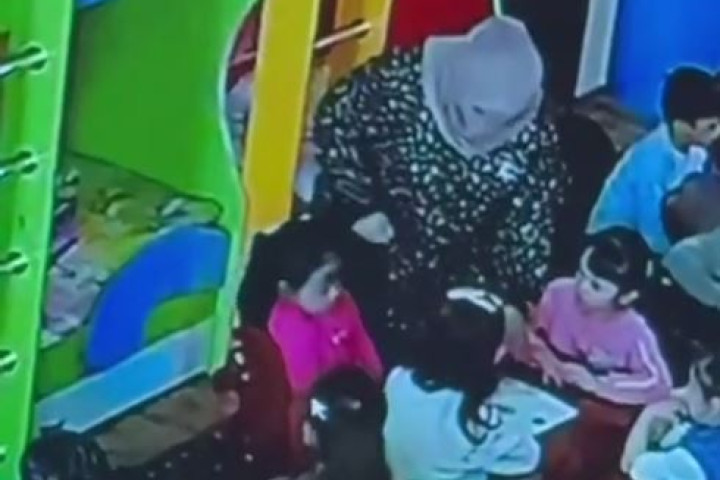 В Самаркандской области воспитательницу детсада уволили за жестокое обращение с ребенком