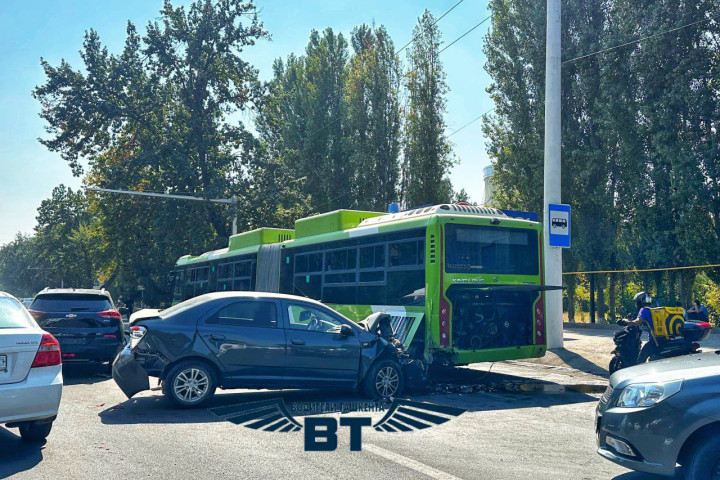 В Ташкенте столкнулись автобус и два легковых автомобиля – есть пострадавшие