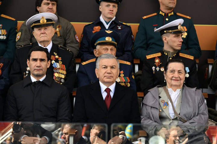 Президент Шавкат Мирзиёев принял участие в торжествах, посвященных 80-й годовщине Победы - фото