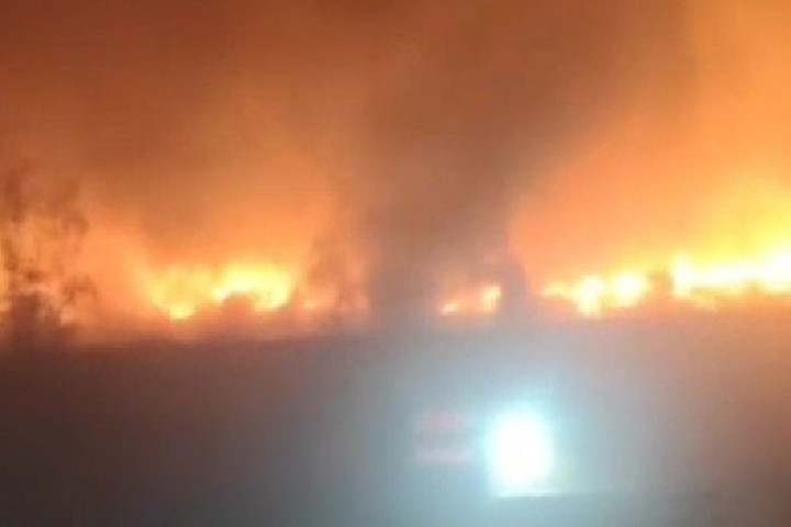 12 пожарно-спасательных экипажей понадобилось для тушения пожара в одной из многоэтажек Андижана