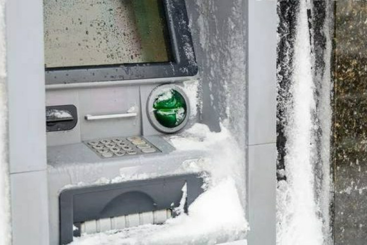 В морозные дни для снятия наличных денег рекомендуется использовать банкоматы в закрытых помещениях