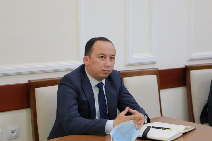 Депутат Законодательной палаты Нодир Абдувалиев, член фракции УзЛиДеП прокомментировал публикацию Aktualno.uz «Игры с бордюрами. Как идет благоустройство в некоторых махаллях».