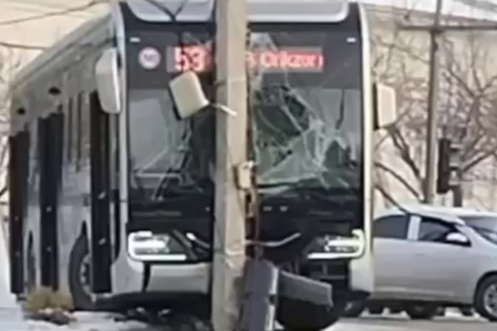 В Ташкенте электробус врезался в столб из-за гололеда на дороге