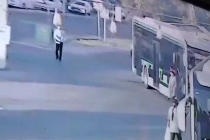 В Ташкенте девушка попала под электробус