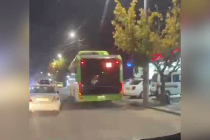 В Алмазарском районе столицы пассажирский автобус сбил пешехода - видео