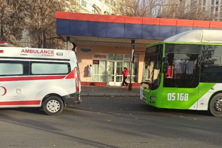 Соцсети: В Ташкенте из автобуса выпала пассажирка