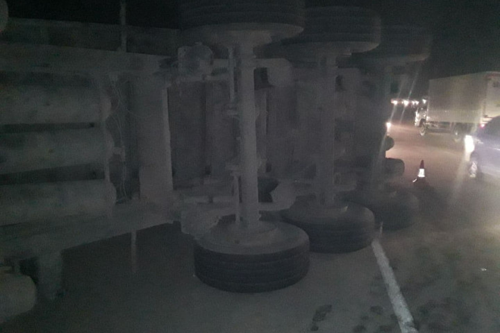 На перевале Камчик спасатели МЧС ликвидировали последствия ДТП с грузовиком