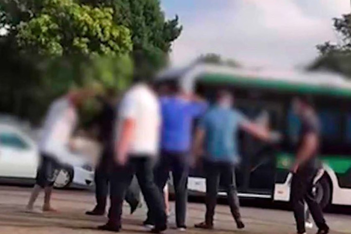 В Ташкенте на остановке подрались водители электробуса и двух авто