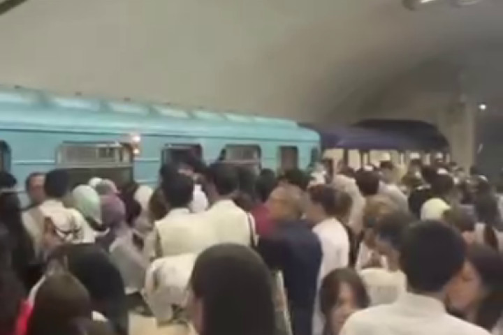 Соцсети: В метро Ташкента пассажиры простояли полчаса в ожидании поезда - видео