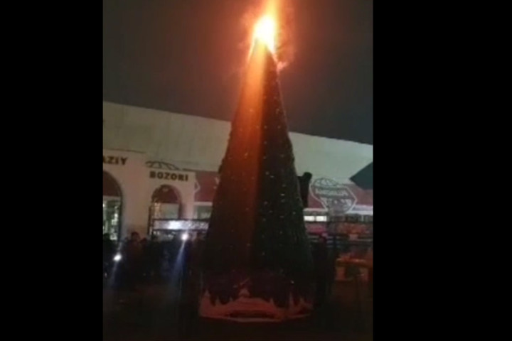 В центре Джизака загорелась новогодняя ель