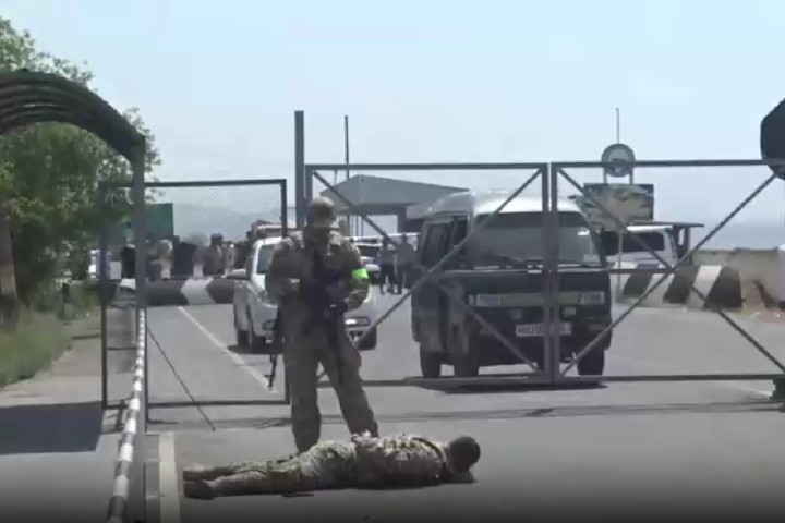 В Кыргызстане задержали пограничников, вымогавших деньги с узбекистанцев за проезд через границу