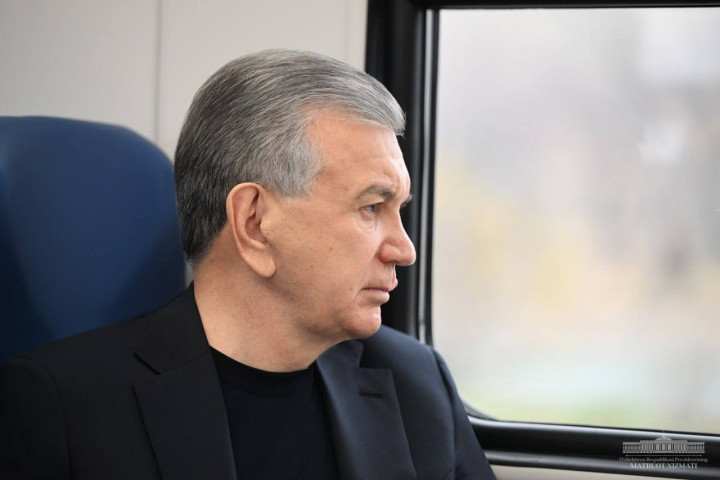 Президент Шавкат Мирзиёев совершил поездку на новом электропоезде из Ташкента в Ходжикент