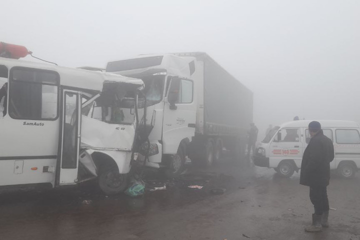 В Андижанской области столкнулся автобус и грузовой автомобиль