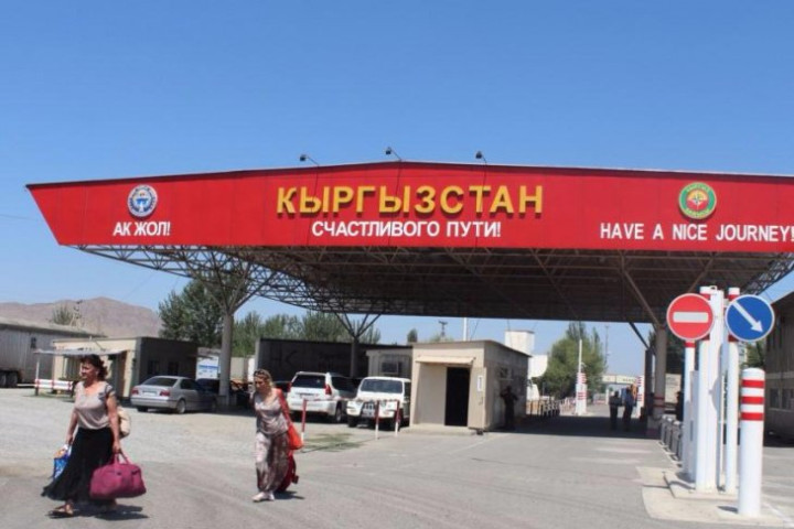У граждан Узбекистана, включая водителей большегрузных автомобилей, вымогали деньги на КПП "Достук - автодорожный"